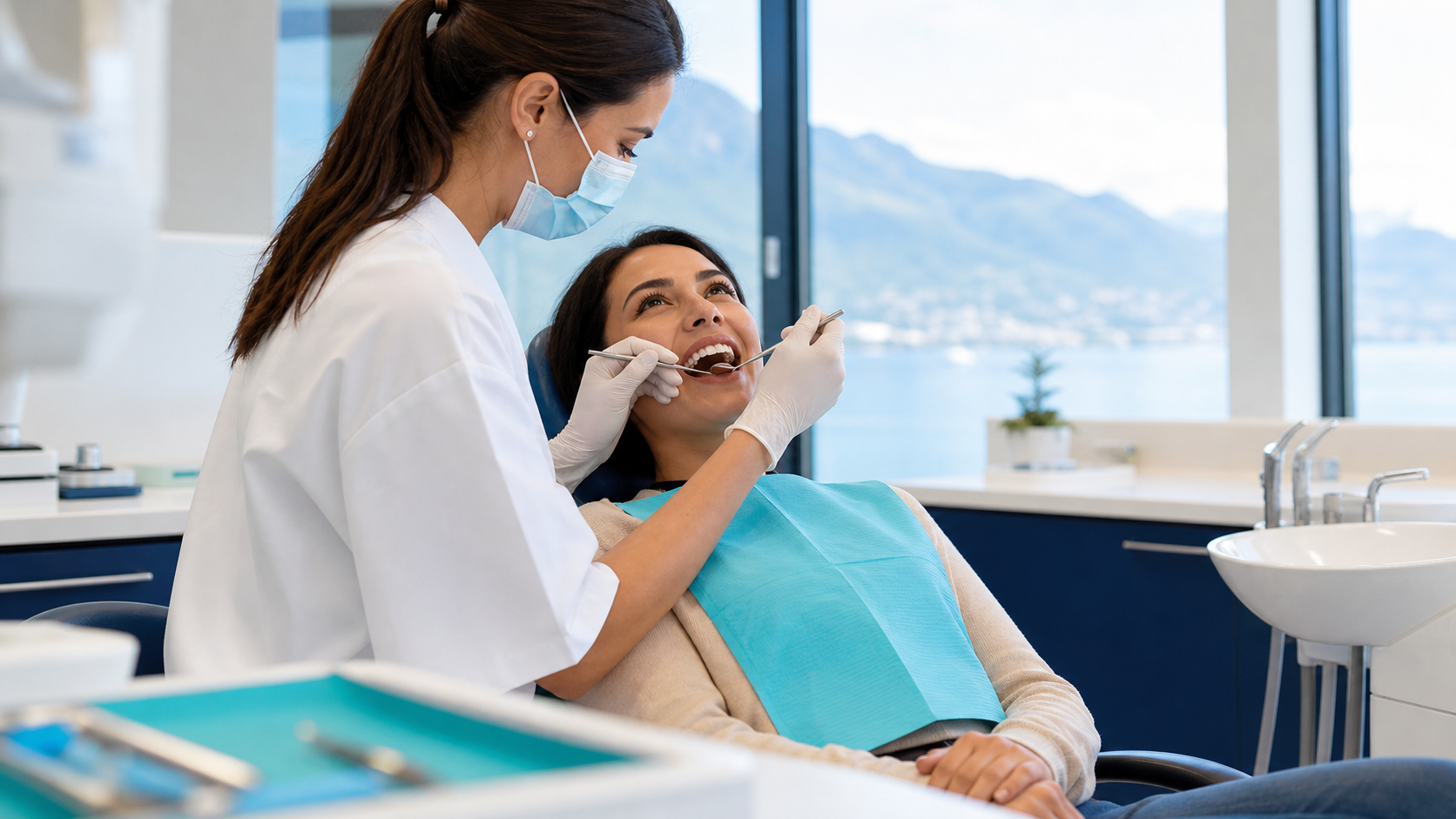 Médecin-dentiste réalisant un contrôle préventif dans un cabinet lumineux à Montreux