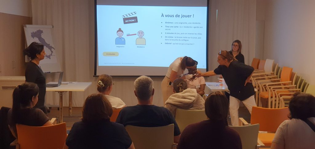 Dre Cristina Melo formant des soignantes au nettoyage des dents du soir en EMS